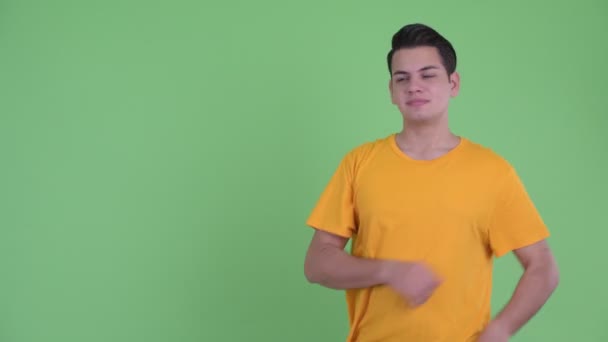 Счастливый молодой многонациональный мужчина щелкает пальцами и показывает что-то — стоковое видео