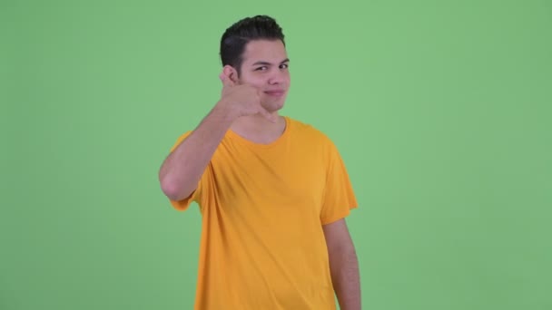 Glücklicher junger multiethnischer Mann mit Anruf-Geste — Stockvideo