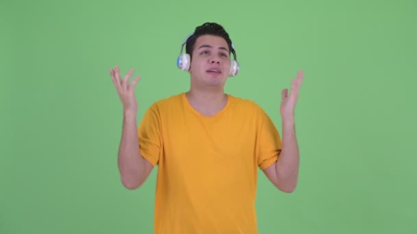 Jovem feliz multi homem étnico ouvindo música e dança — Vídeo de Stock