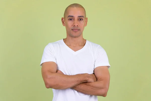 Retrato de homem careca bonito com braços cruzados — Fotografia de Stock