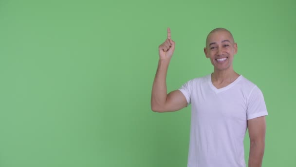 Bonito homem careca feliz pensando e apontando para cima — Vídeo de Stock