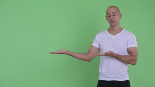 Stresli kel adam bir şey gösteren ve başparmak aşağı veren — Stok video