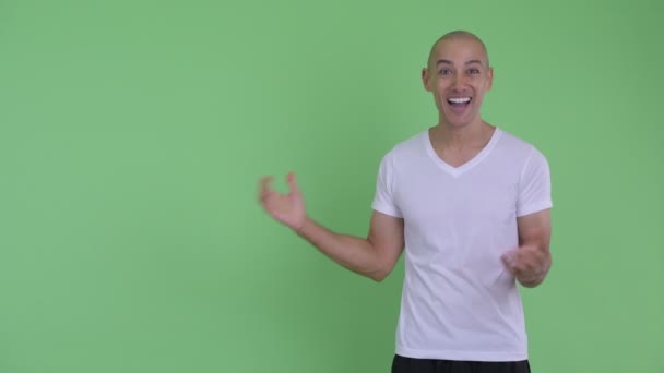 Bonito homem careca feliz estalando os dedos e olhando surpreso — Vídeo de Stock