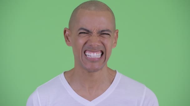 Gesicht eines wütenden glatzköpfigen Mannes schreit und schreit — Stockvideo