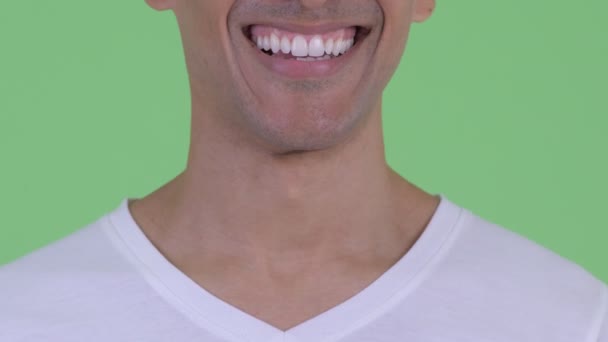 Boca de homem feliz sorrindo com dentes — Vídeo de Stock