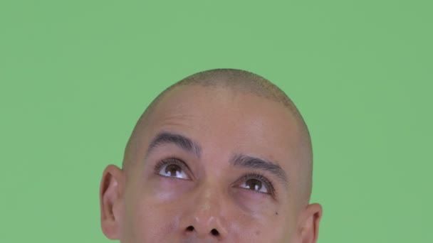 Augen des glatzköpfigen Mannes, der nachdenkt und aufschaut — Stockvideo