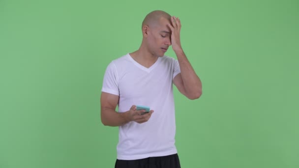 Hombre calvo estresado usando el teléfono y recibiendo malas noticias — Vídeos de Stock