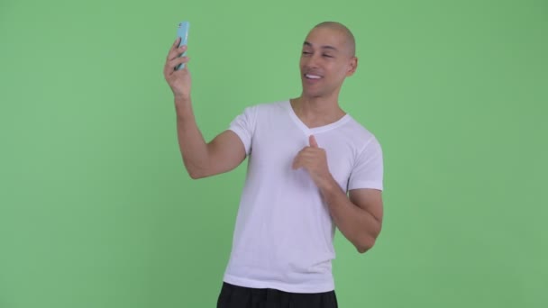 Gelukkig knappe Bald Man videobellen met telefoon — Stockvideo