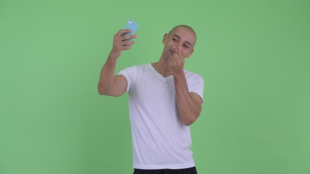 Gelukkige knappe kale man die selfie neemt — Stockvideo