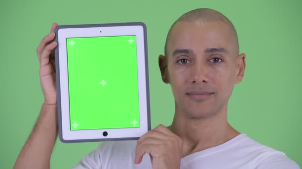 Gesicht eines gut aussehenden, glatzköpfigen Mannes mit digitalem Tablet — Stockvideo