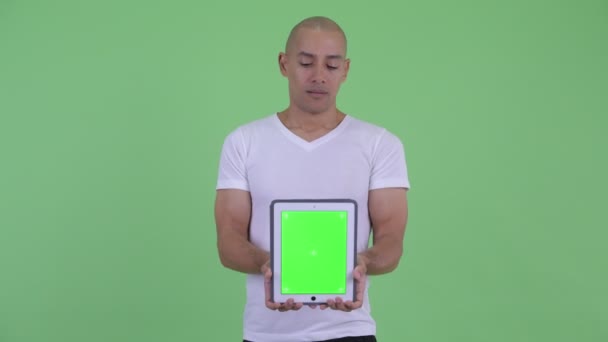 Homem careca estressado mostrando tablet digital e recebendo más notícias — Vídeo de Stock