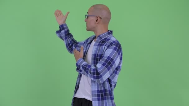 Feliz homem careca hipster apresentando algo — Vídeo de Stock