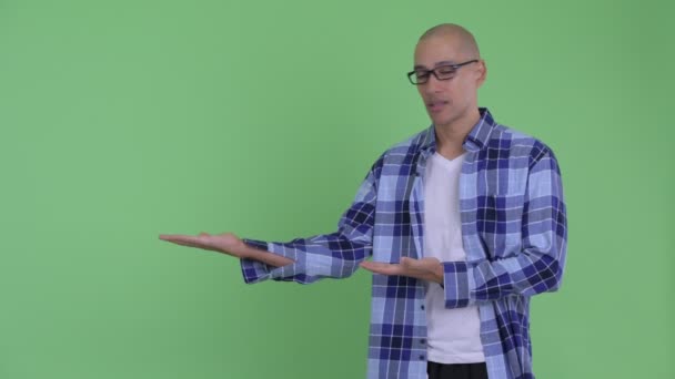 Stressad Bald hipster man visar något — Stockvideo