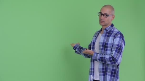 Stresli kel hipster adam arkaya gösteren — Stok video