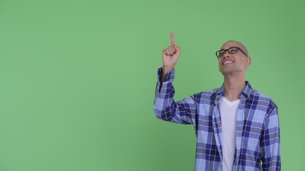 Happy Bald hipster man pekar upp och ger tummen upp — Stockvideo