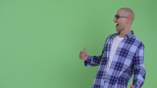 Joyeux hipster chauve homme claquant des doigts et regardant surpris — Video