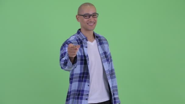 Glücklicher glatzköpfiger Hipster, der in die Kamera zeigt — Stockvideo