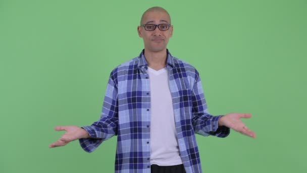 Hombre calvo hipster confuso encogiéndose de hombros — Vídeo de stock