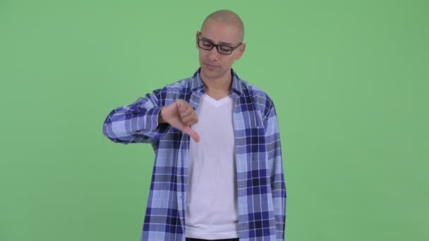 Üzgün kel hipster adam başparmak aşağı veren — Stok video