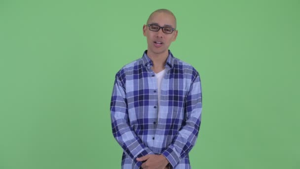 Gelukkig Bald hipster man praten met camera — Stockvideo