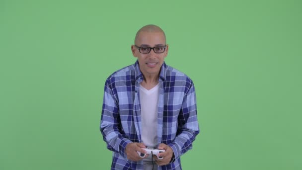Mutlu kel hipster adam oyun oynarken ve kazanan — Stok video