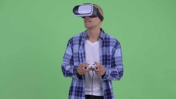 Счастливый лысый хипстер играет в игры с гарнитурой виртуальной реальности — стоковое видео
