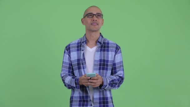 Glücklicher, glatzköpfiger Hipster, der beim Telefonieren denkt — Stockvideo