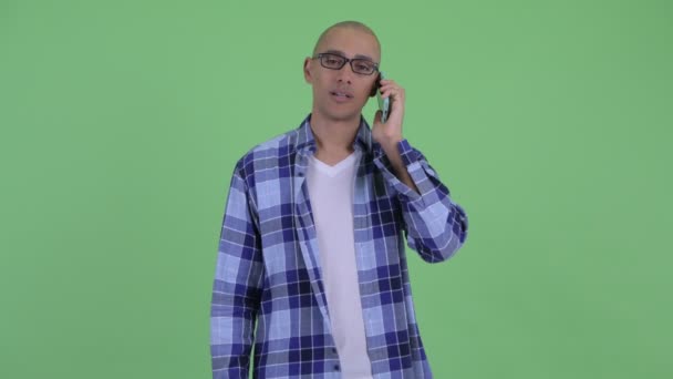 Happy botak hipster man berbicara di telepon — Stok Video