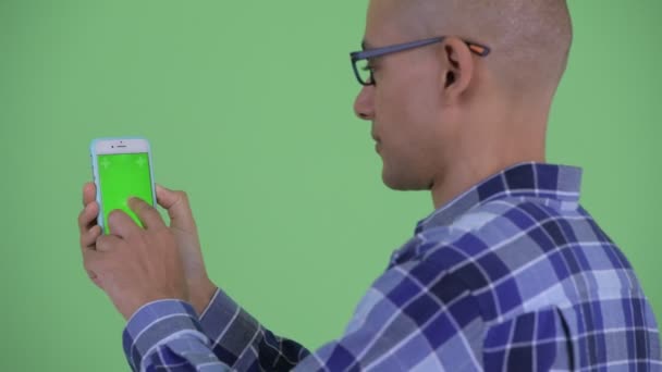Close-up visão traseira de feliz careca hipster homem usando telefone — Vídeo de Stock