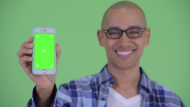 Arca boldog kopasz csípő ember mutatja telefon — Stock videók
