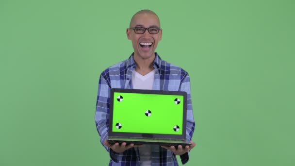 Gelukkig Bald hipster man toont laptop en op zoek verrast — Stockvideo