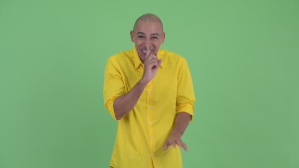 Dudaklarında parmak ile Mutlu yakışıklı kel işadamı — Stok video