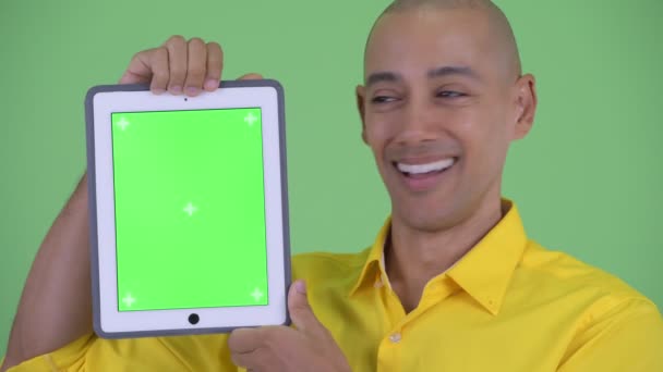 Cara de feliz hombre de negocios calvo guapo mostrando tableta digital — Vídeo de stock