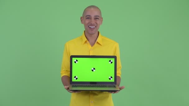 Bonito empresário careca feliz falando ao mostrar laptop — Vídeo de Stock