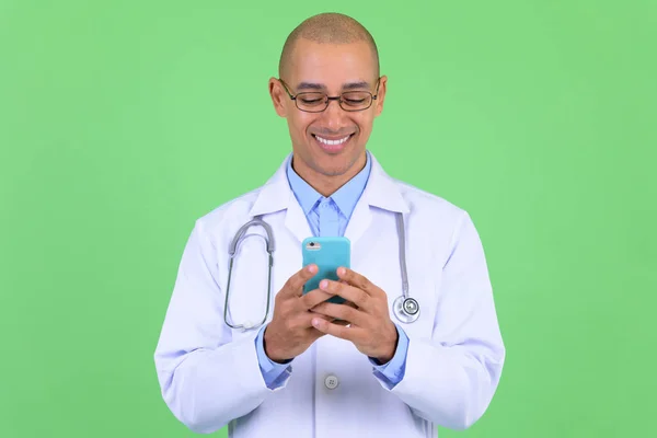 Boldog kopasz többnemzetiségű ember orvos használ telefon — Stock Fotó