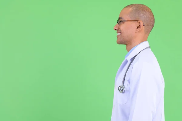 Zbliżenie profil z szczęśliwy łysy Multi etniczne człowiek lekarz uśmiechnięty — Zdjęcie stockowe