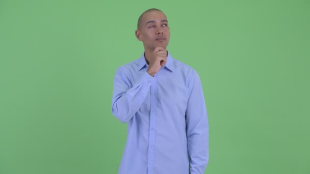 Happy Bald multi etnisk affärsman tänkande och tittar upp — Stockvideo