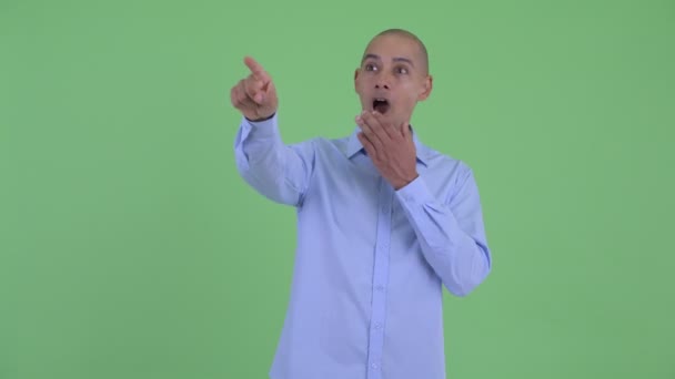 Щасливий лисий багатоетнічний бізнесмен вказуючи пальцем — стокове відео