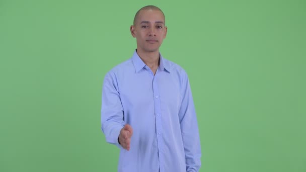 Glücklicher kahler multiethnischer Geschäftsmann gibt Handschlag — Stockvideo