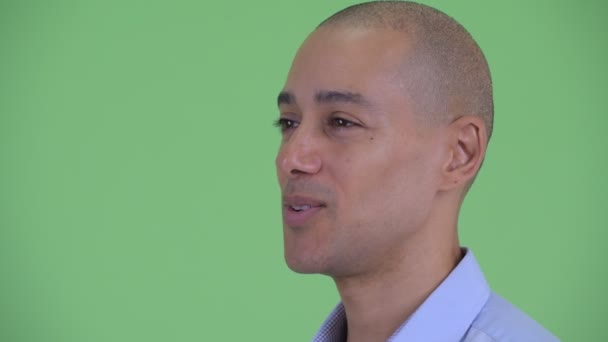 Gesicht eines glücklichen kahlköpfigen multiethnischen Geschäftsmannes im Interview — Stockvideo
