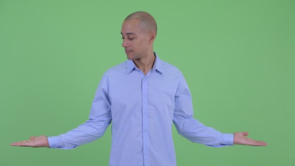 Happy Bald multi etnisk affärsman jämföra något — Stockvideo