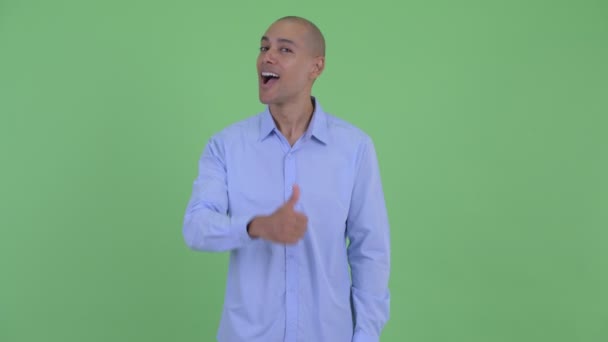 Щасливий лисий багатонаціональний бізнесмен дає великі пальці вгору — стокове відео