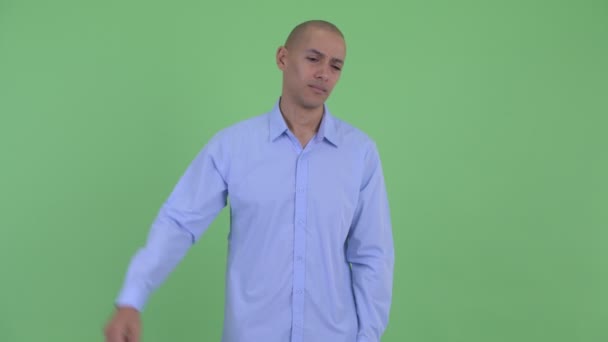 Trauriger multiethnischer Geschäftsmann mit Glatze drückt Daumen nach unten — Stockvideo