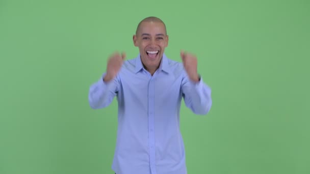 행복한 대머리 다민족 사업가 점점 좋은 소식 — 비디오