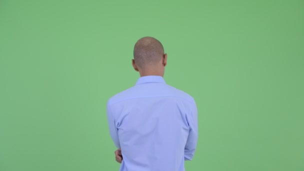 Вид ззаду на лисий багатоетнічний бізнесмен, вказуючи пальцем — стокове відео