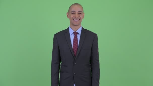 Šťastný holohlavý multietnický obchodník s úsměvem — Stock video