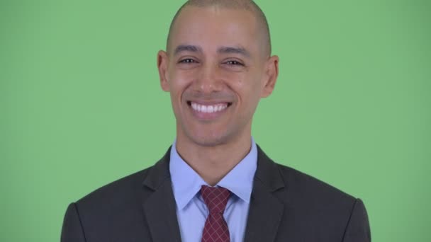 Gesicht eines glücklichen kahlköpfigen multiethnischen Geschäftsmannes, der lächelt — Stockvideo