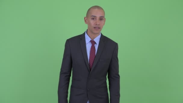 Šťastný holohlavý multietnický obchodník, který dostává dobré zprávy — Stock video