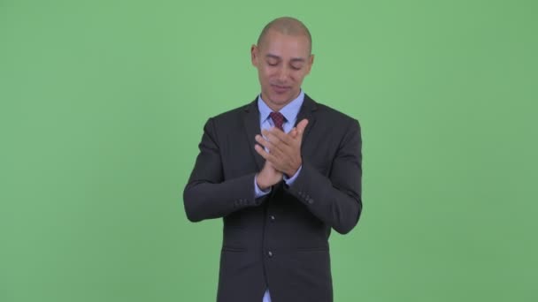 Šťastný holohlavý multietnický obchodník tleskání rukou — Stock video