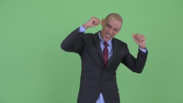 Счастливый лысый мультиэтнический бизнесмен танцует — стоковое видео